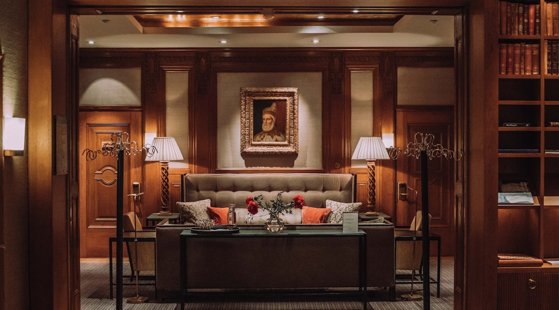 Elegancki salon gier w Prestoria Lounge w ciepłym świetle