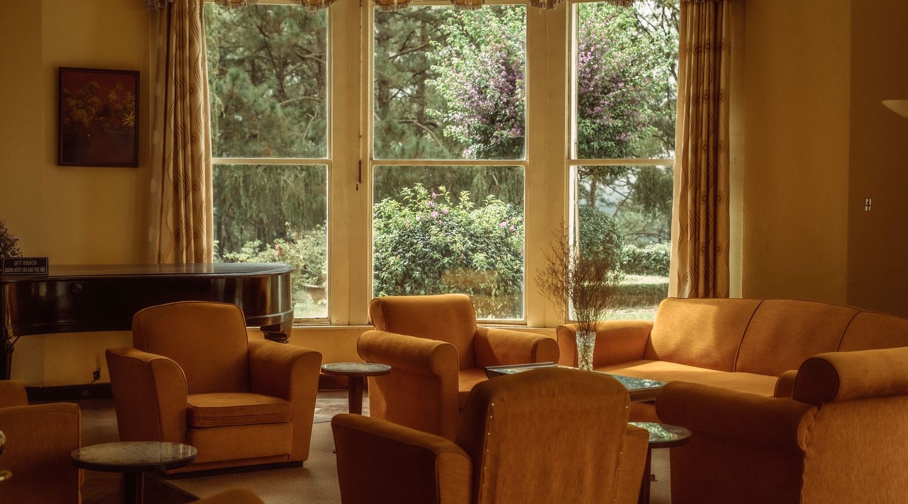 Nastrojowy salon Prestoria Lounge z miękkimi fotelami i ciepłym światłem